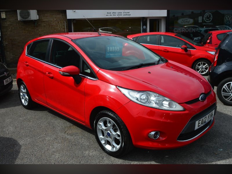 Red Ford Fiesta 1.25 Zetec Hatchback 5dr Petrol Manual 129 g/km 81 bhp